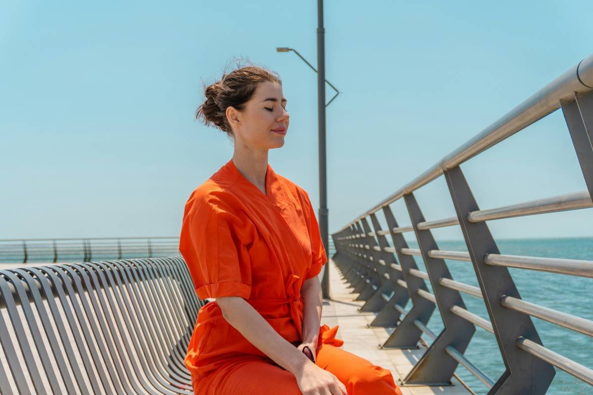 Illustration showing a stressed-out brain surrounded by clutter vs. a calm brain surrounded by peace.