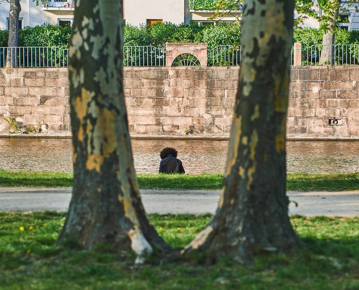 Infographic showing the benefits of mindfulness, including reduced stress, improved focus, and better sleep.