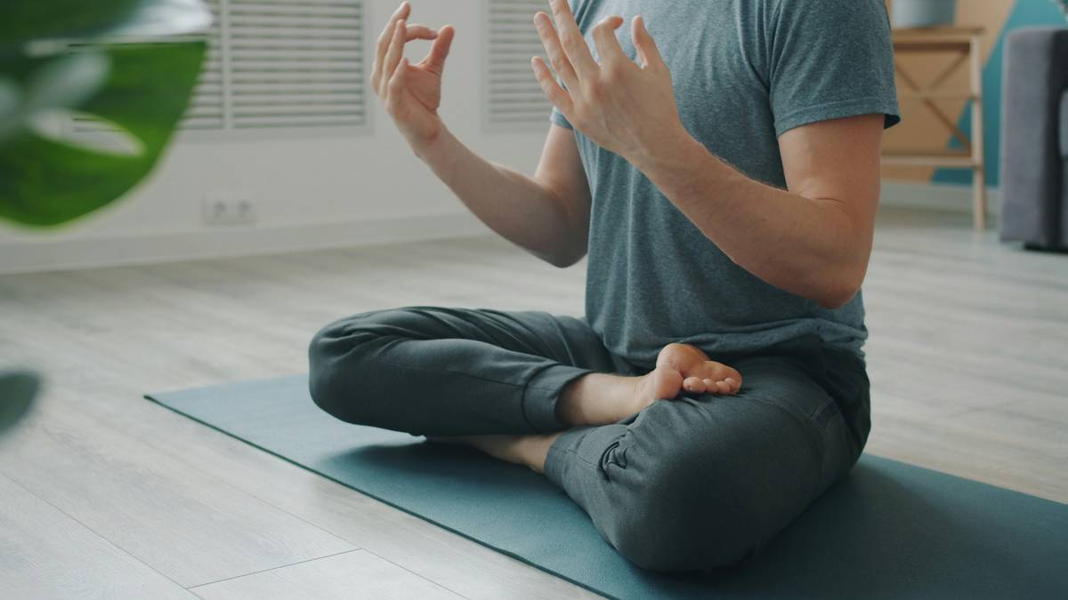 Bar chart showing 15% of meditators report anxiety increases, 10% dissociation, 8% sleep disruption based on Farias 2020 study