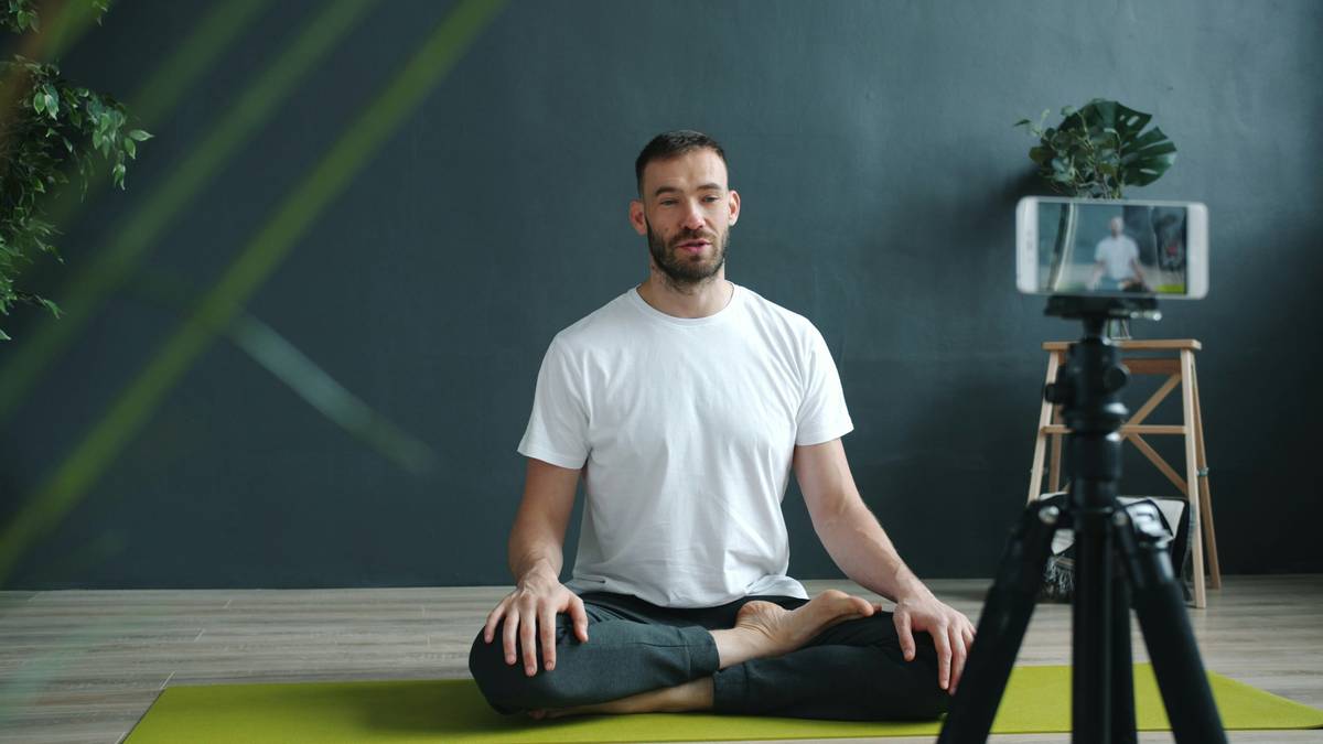 buddhify app interface showing circular menu of life situations like commuting, working, sleeping, and parenting with color-coded meditation options