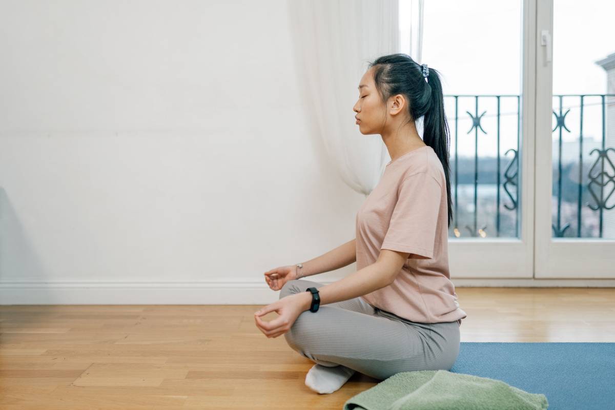 Man using anytime mindfulness buddhify at desk during work break
